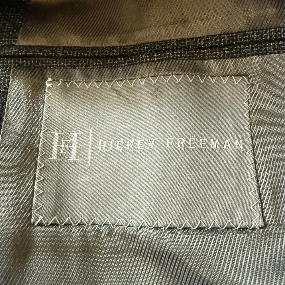 Hickey Freeman. Men’s Sportscoat. Gray Speckled Nailhead. Size 42R.